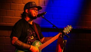 Newsteaser Devin spielt Gitarre