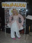 Cosplayfoto vor unserer Fotocollage auf der FBM 2009 